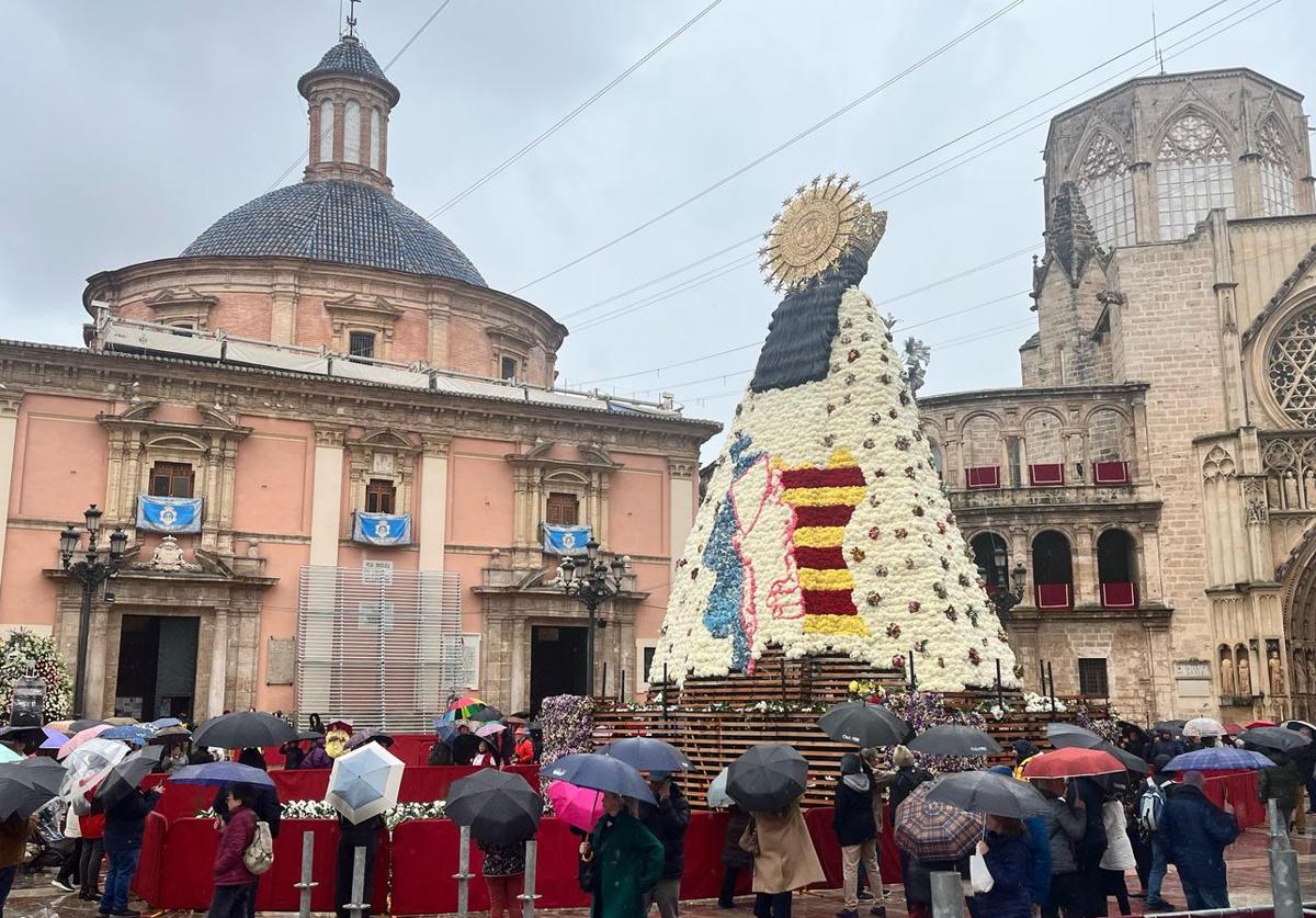 El manto de la Virgen recibe a centenares de visitantes pese a la lluvia