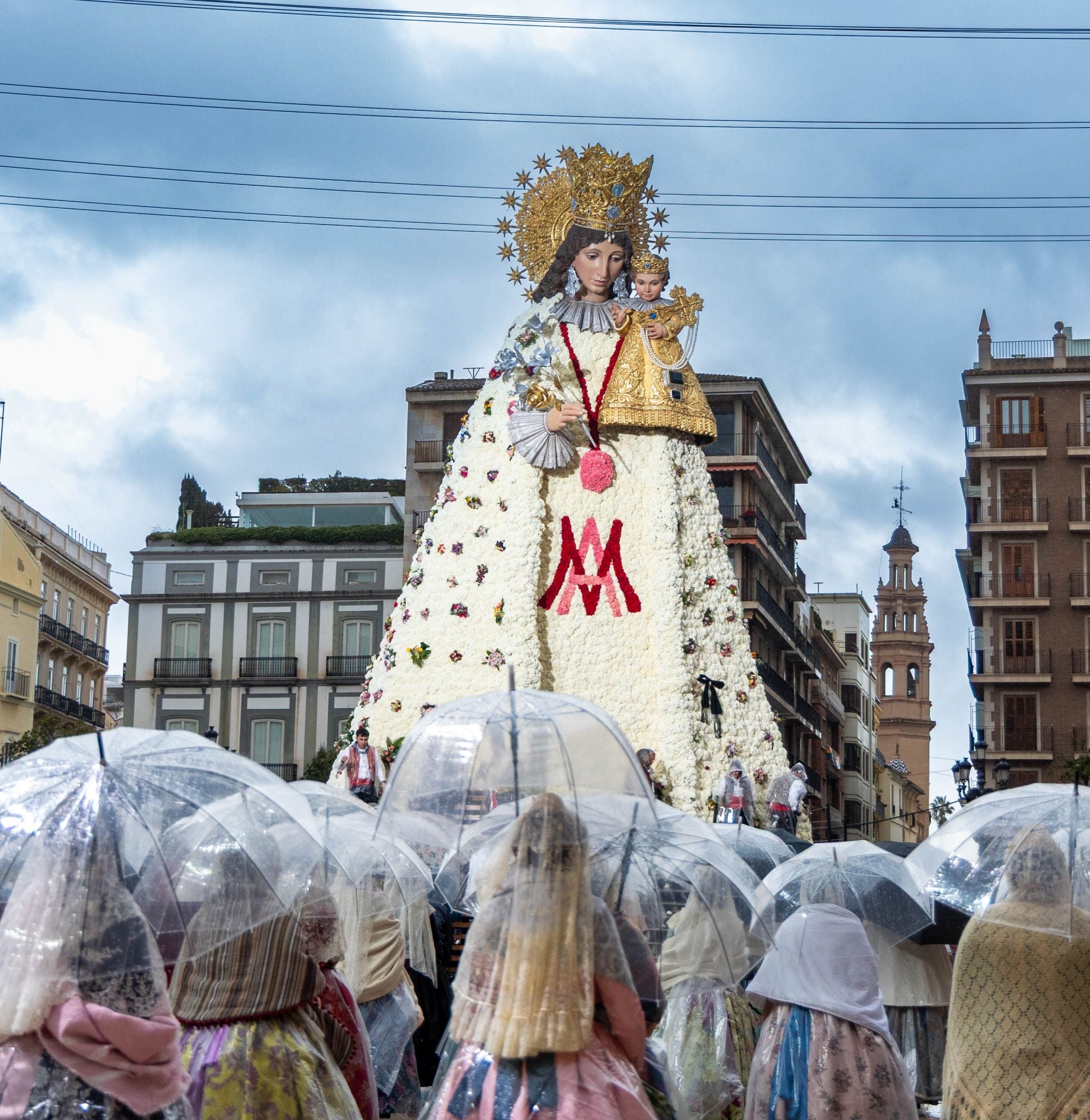 FOTOS | La Mare de Déu revela su manto para las Fallas 2025