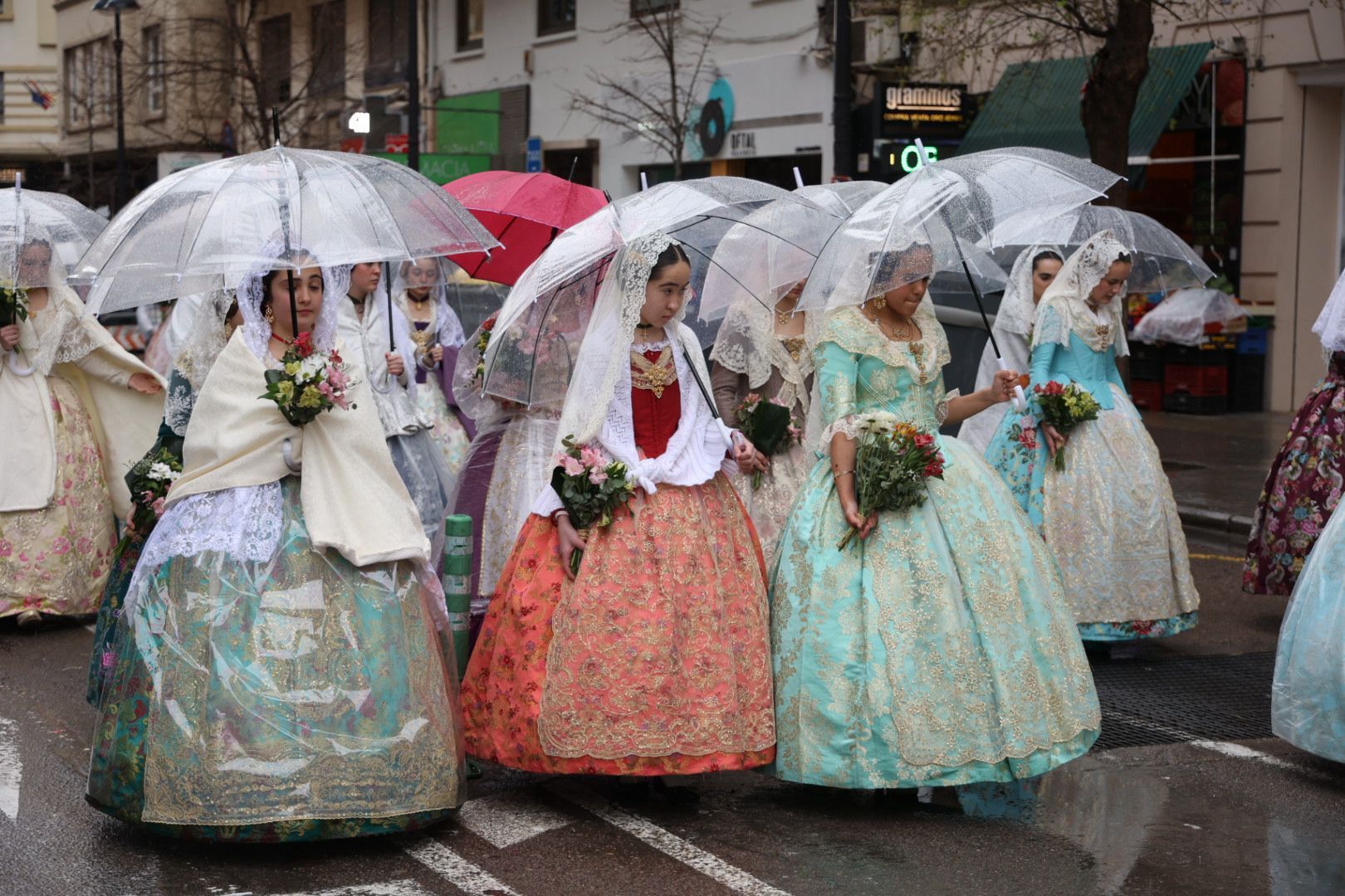 FOTOS | Segundo día de Ofrenda de las Fallas 2025