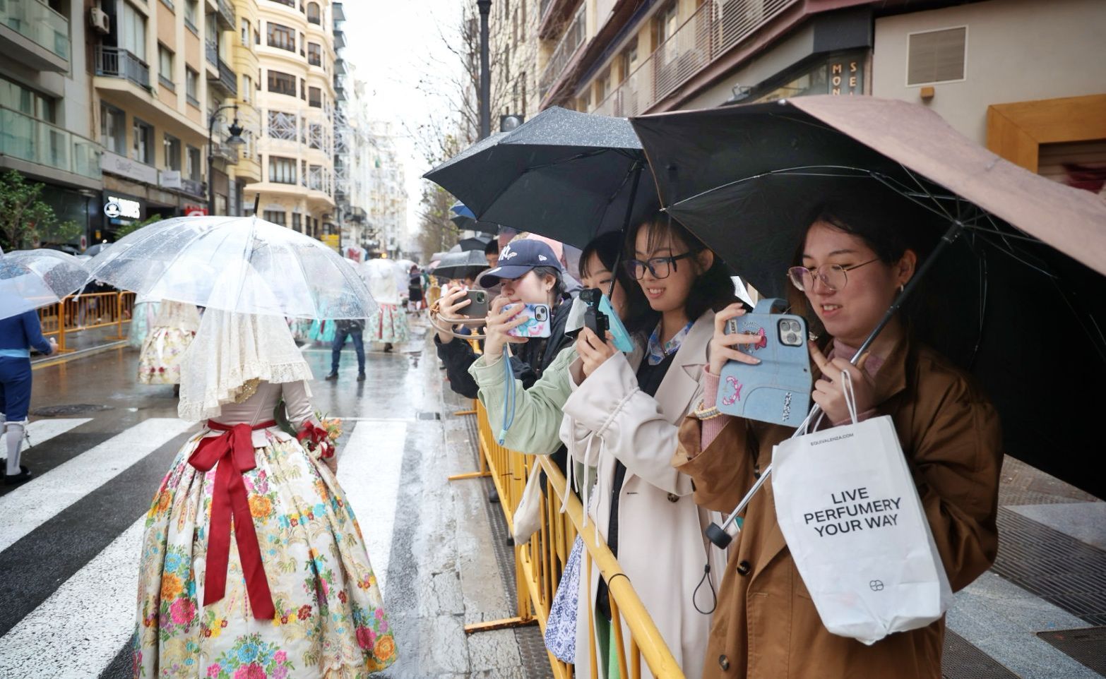 FOTOS | Segundo día de Ofrenda de las Fallas 2025