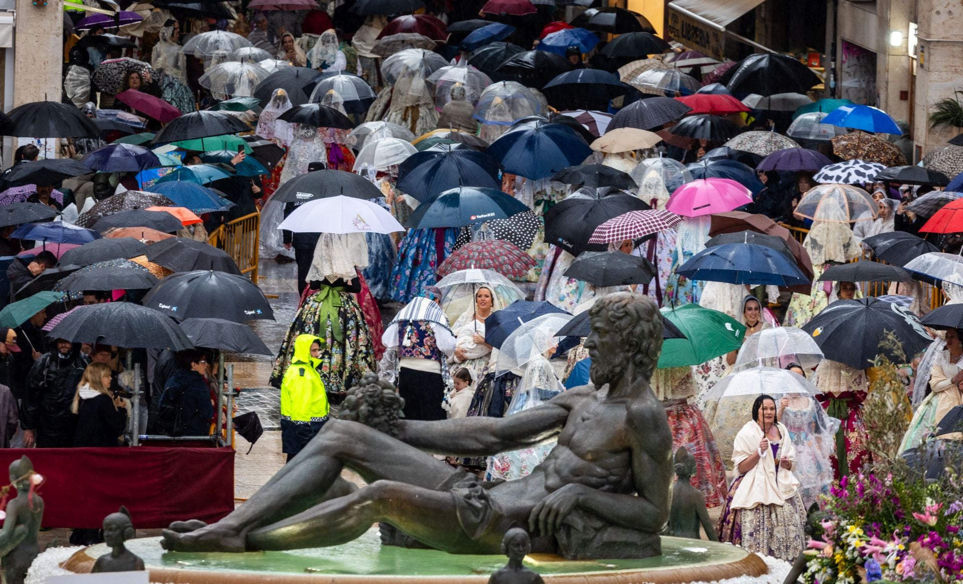 FOTOS | Segundo día de Ofrenda de las Fallas 2025