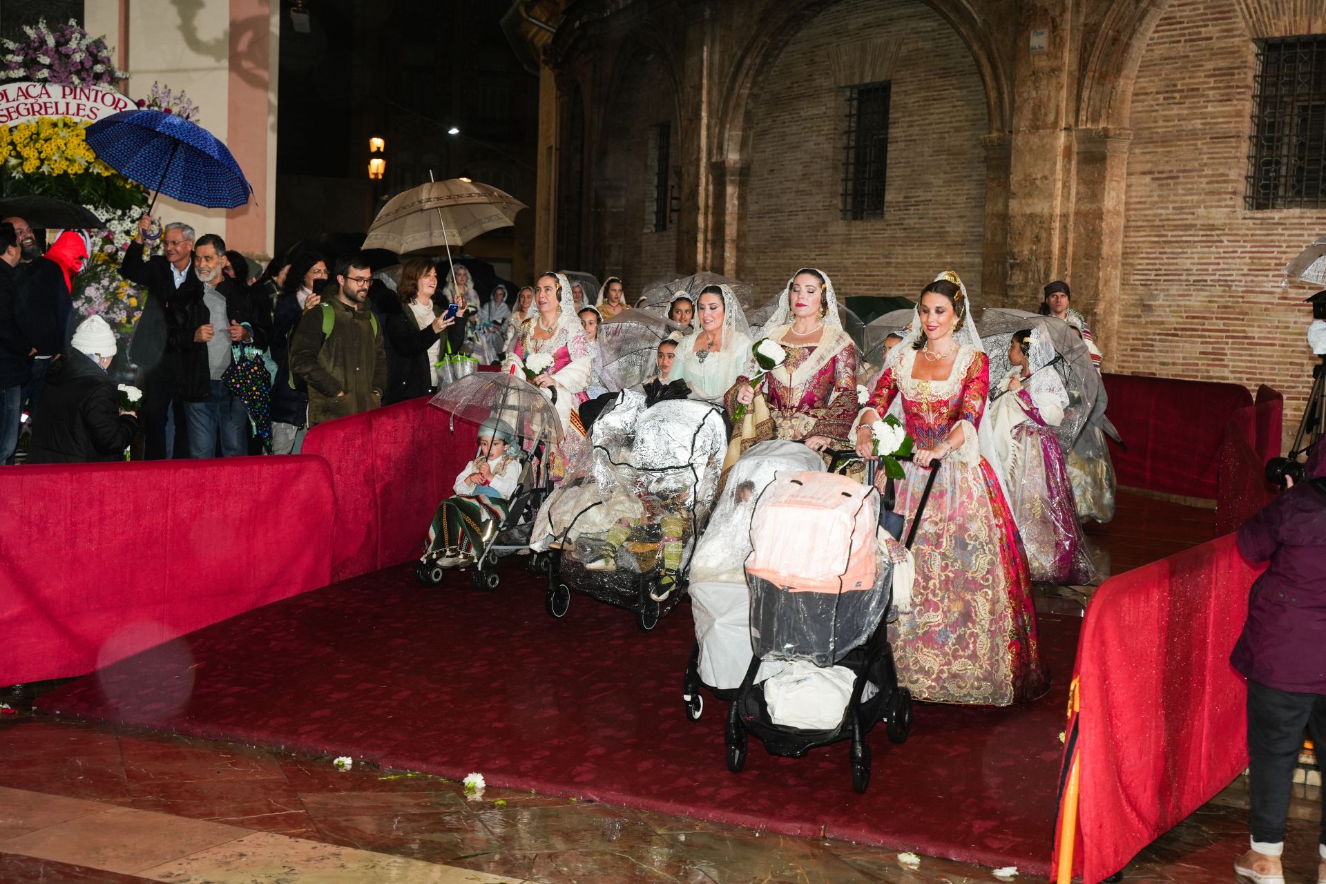 FOTOS | Segundo día de Ofrenda de las Fallas 2025