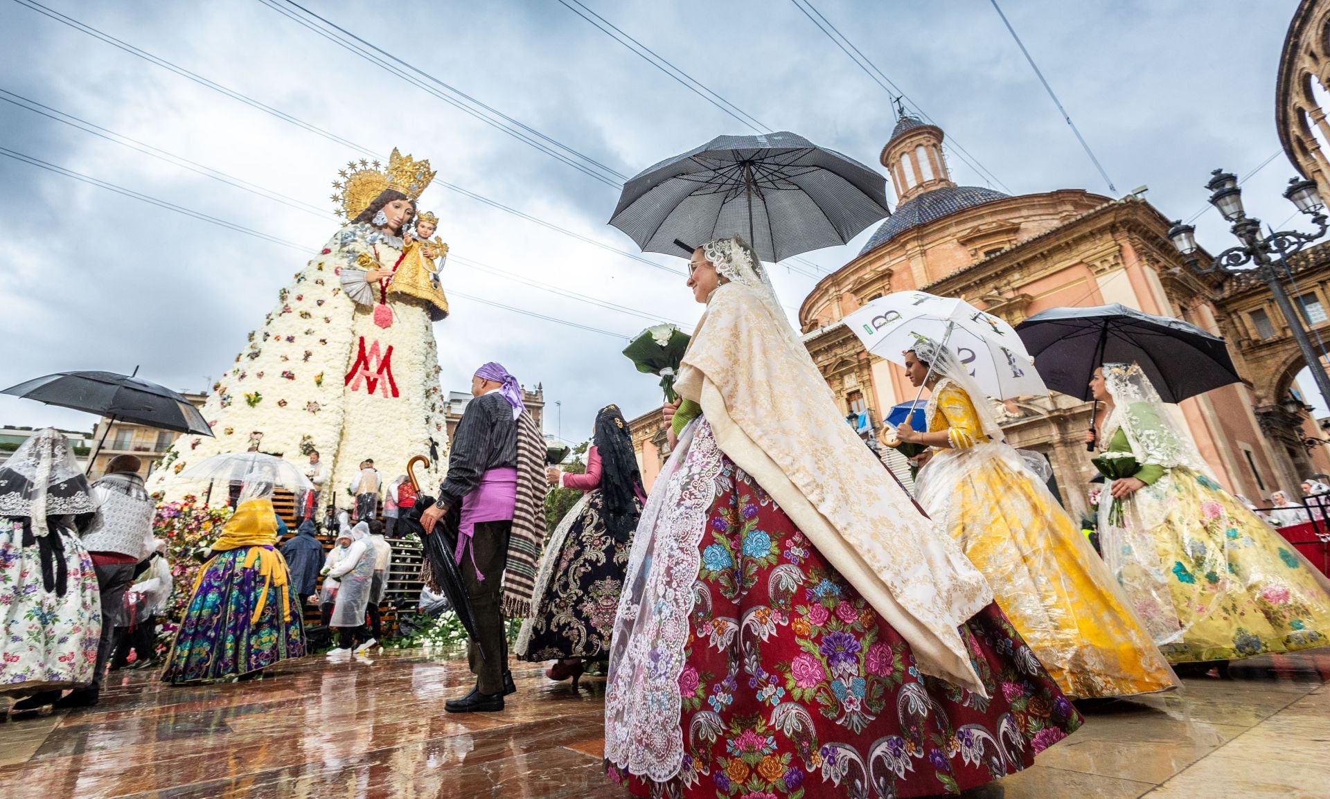 FOTOS | Segundo día de Ofrenda de las Fallas 2025