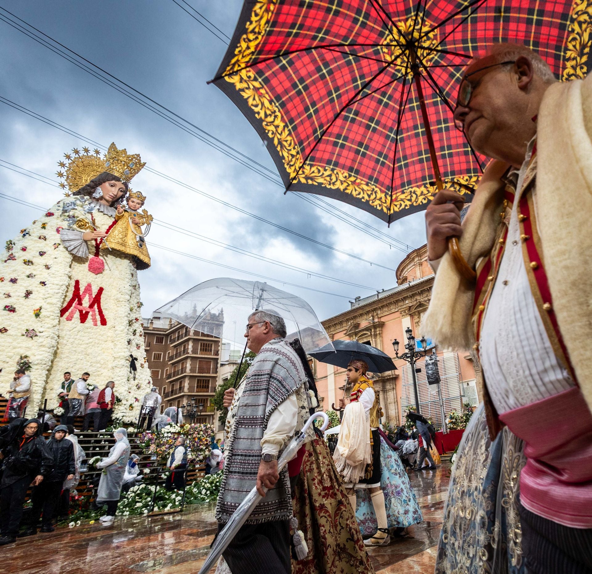 FOTOS | Segundo día de Ofrenda de las Fallas 2025