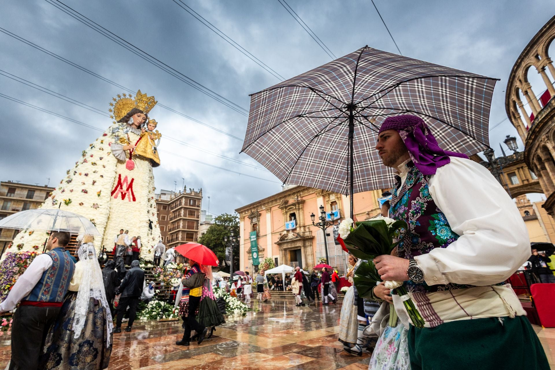 FOTOS | Segundo día de Ofrenda de las Fallas 2025