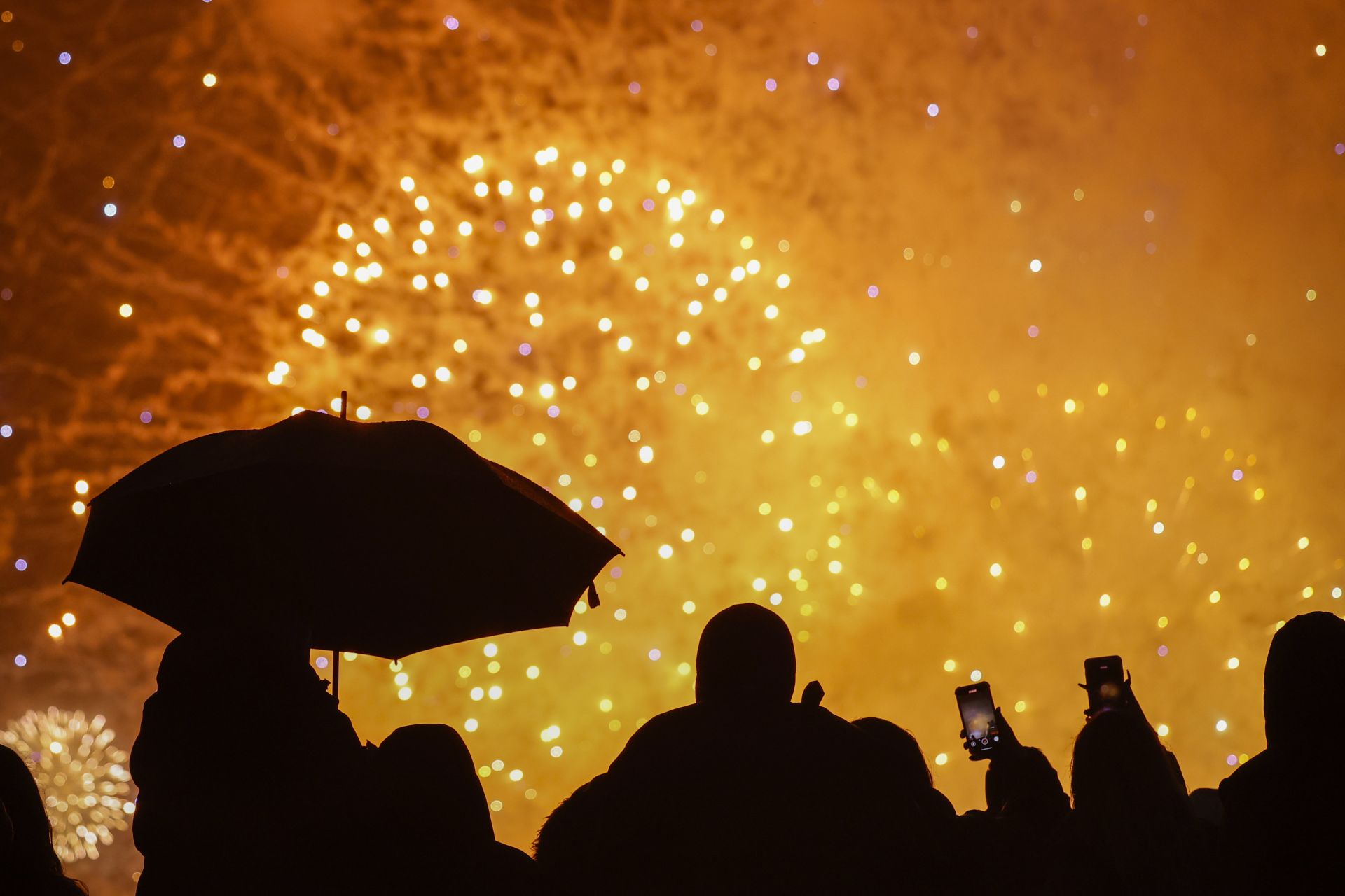 La Nit del Foc ilumina Valencia pese a la lluvia en la víspera de la Cremà