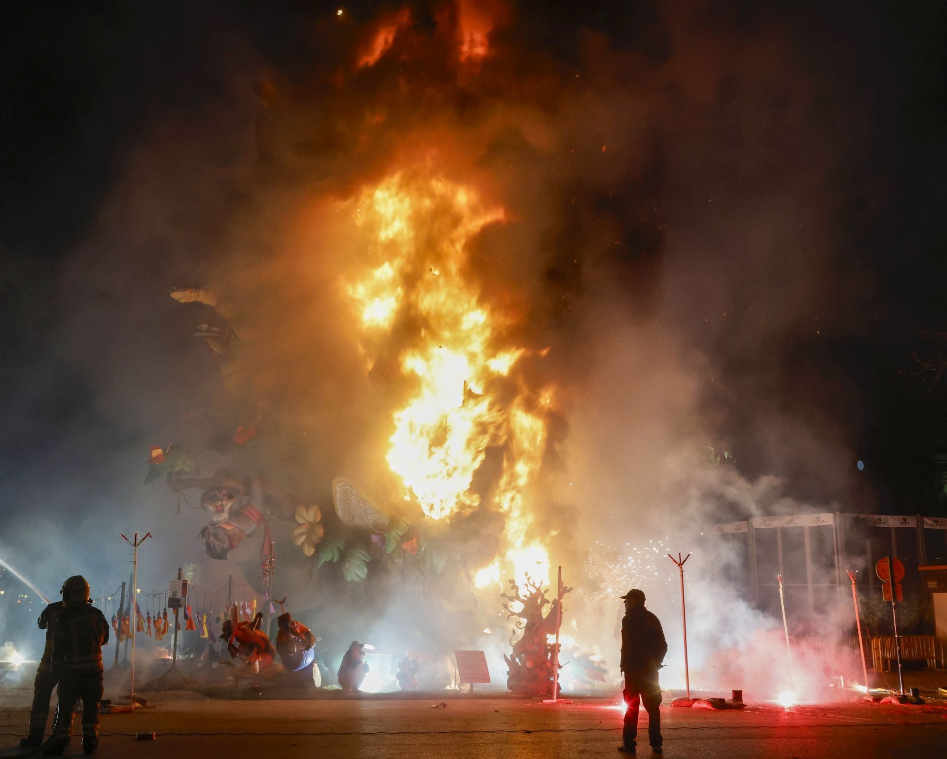 La cremà de la falla municipal, en imágenes