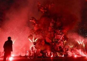 La cremà de la falla municipal, en imágenes