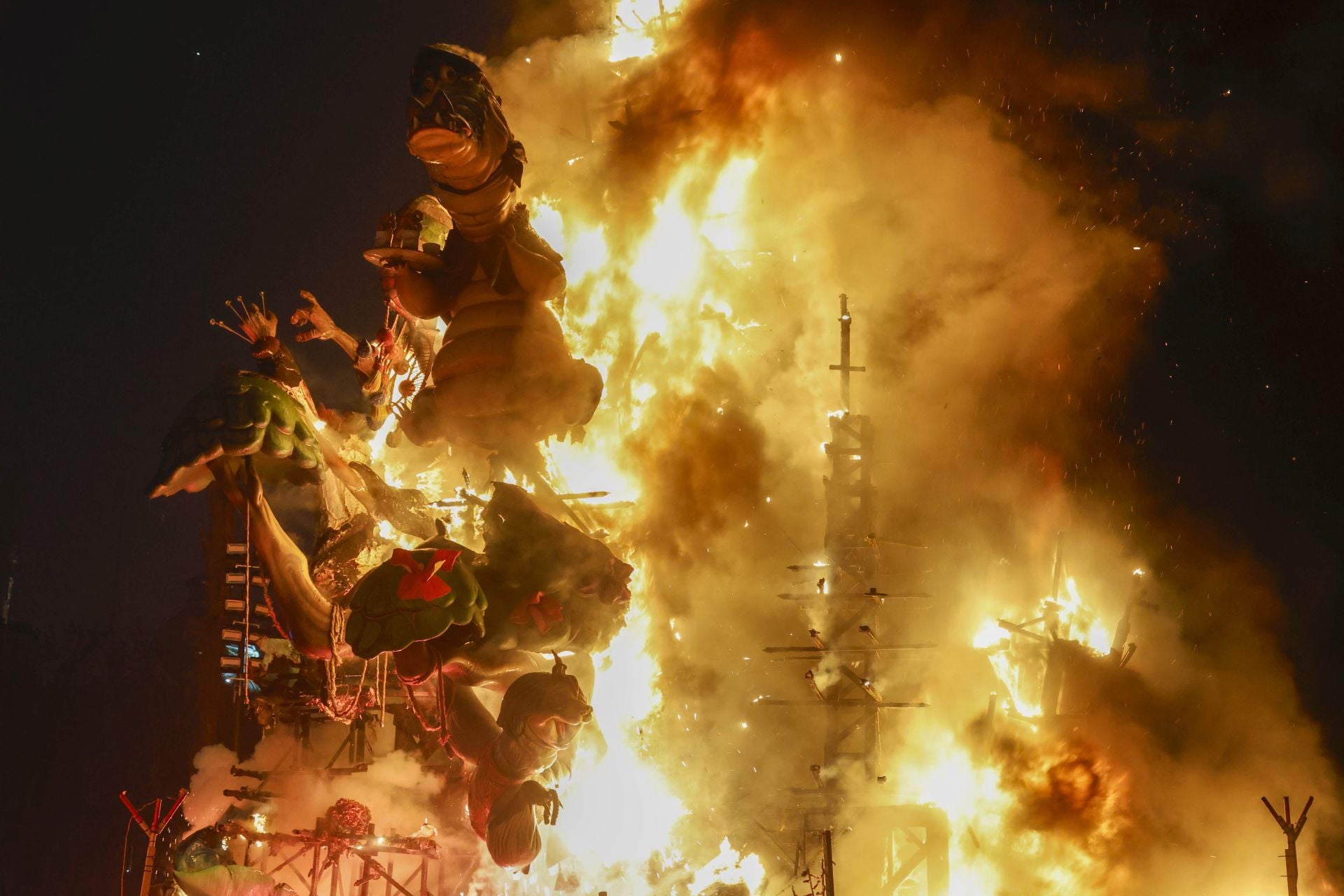 La cremà de la falla municipal, en imágenes