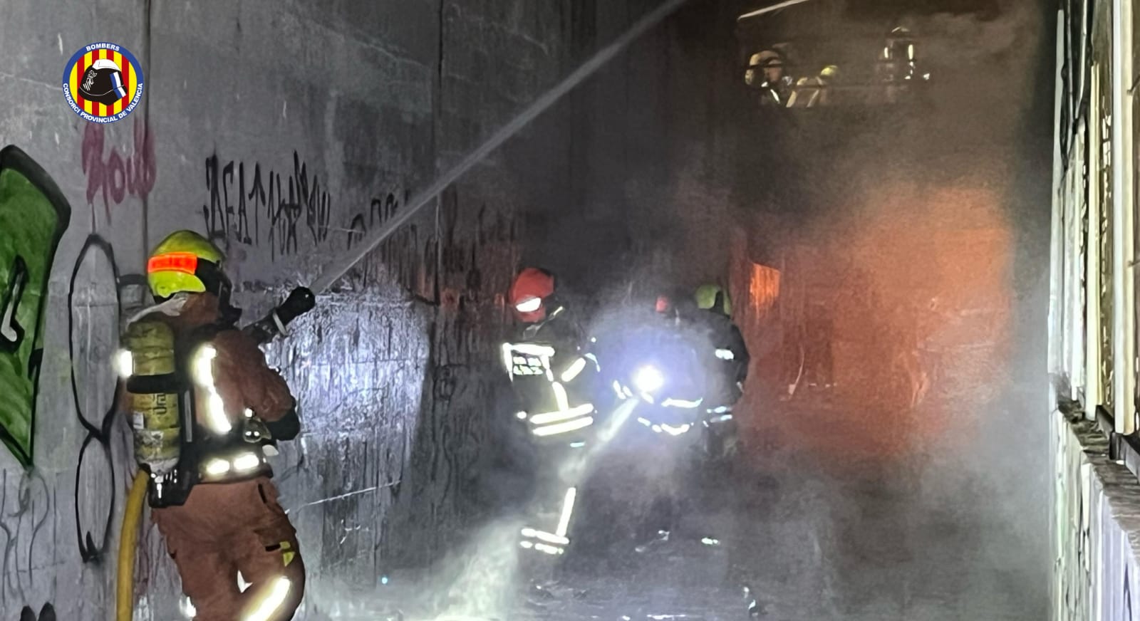 Los bomberos han acudido a sofocar el incendio.