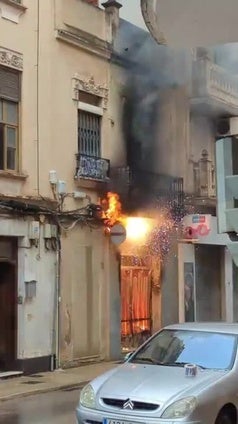 Incendio con explosiones en una vivienda de Alzira