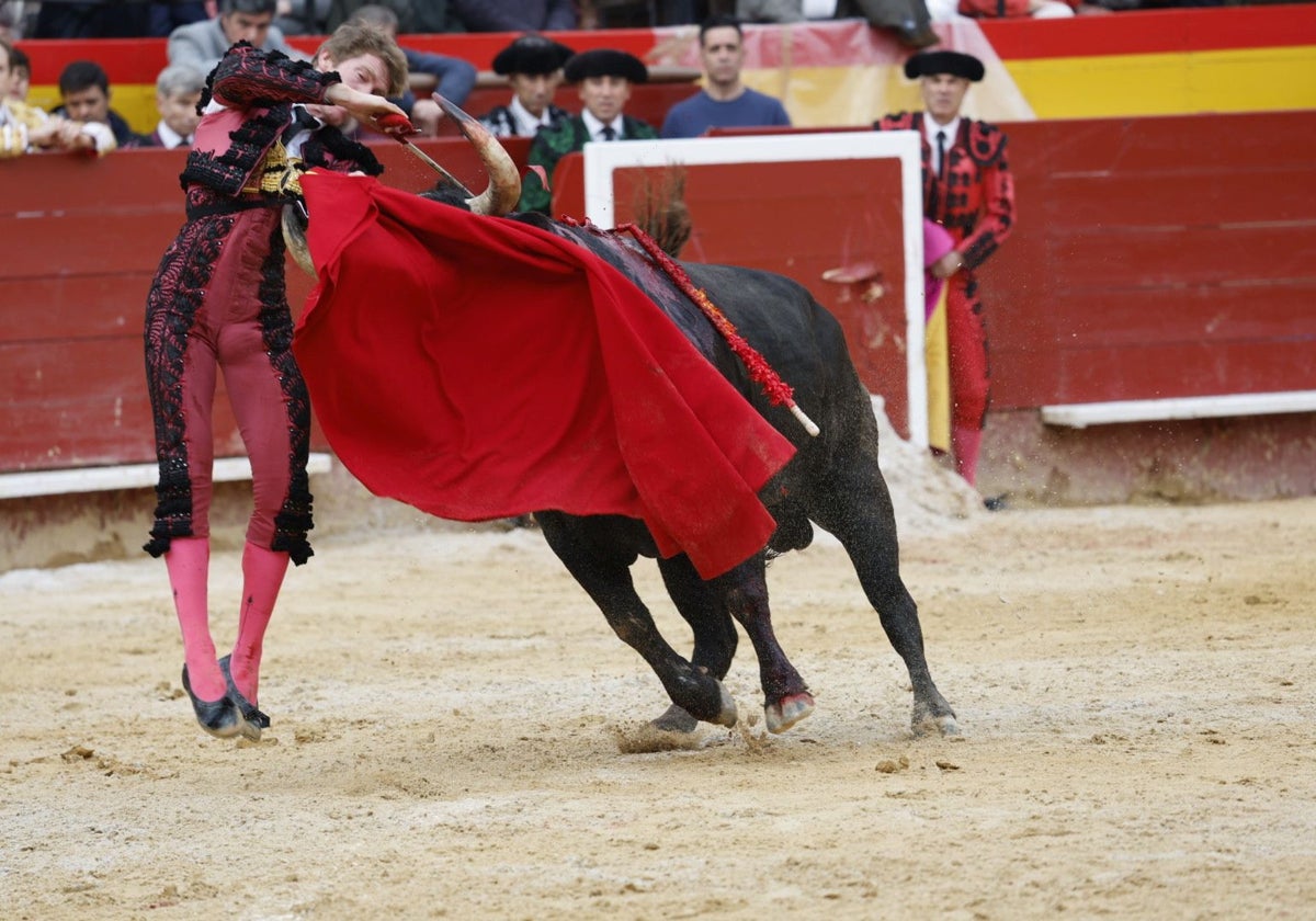 Cogida a Borja Jiménez en la plaza de toros de Valencia.