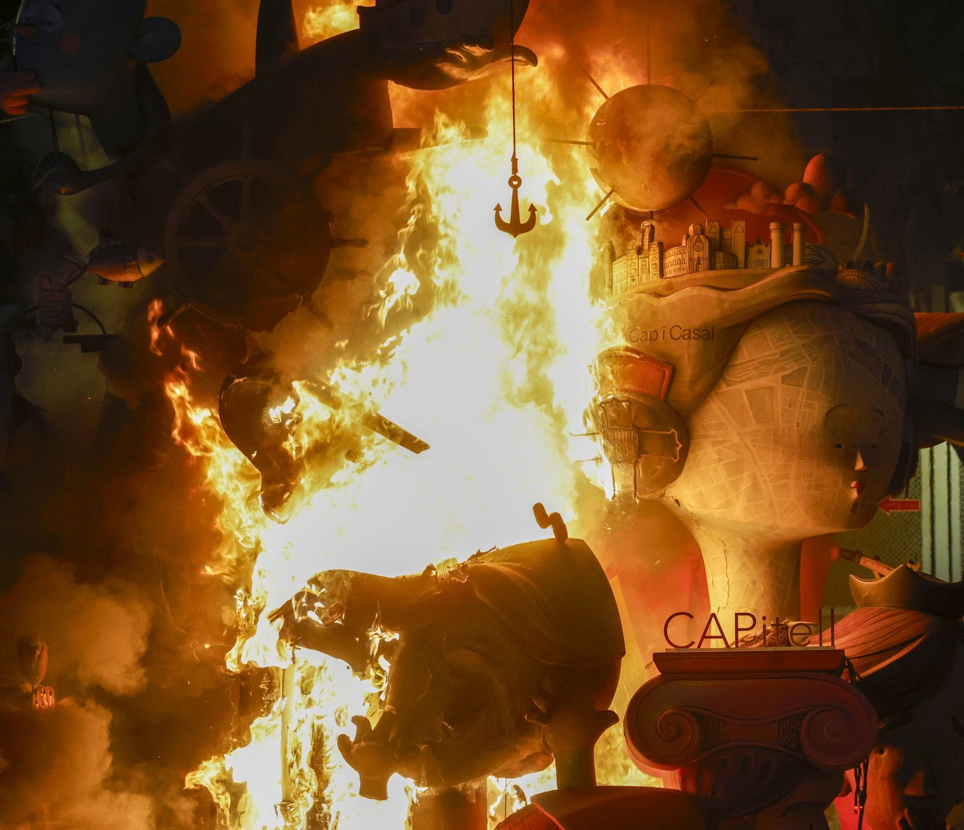 La cremà de la falla infantil del Ayuntamiento, en imágenes