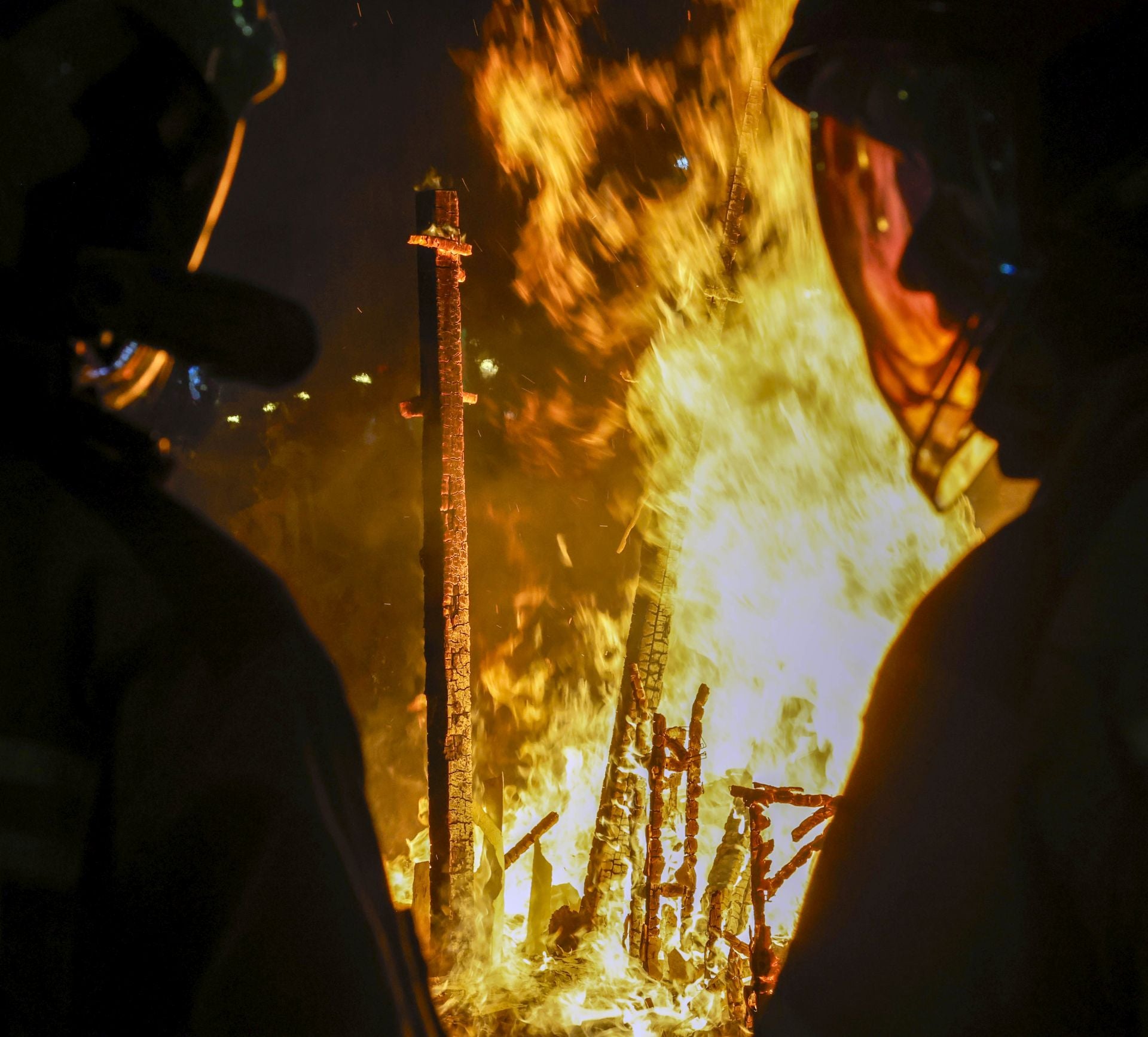 La cremà de la falla infantil del Ayuntamiento, en imágenes