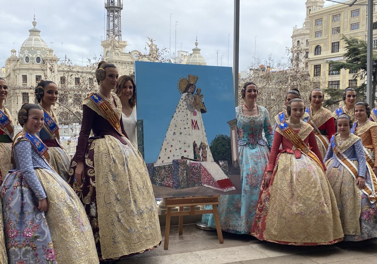 Imagen principal - Regalo del cuadro que ha pintado la madrileña Esther Molla dedicado al cadafalde la Virgen de la Ofrenda.