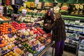 Frutas y verduras, en una superficie de consumo