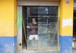 Un comerciante de la zona cero repara su negocio.