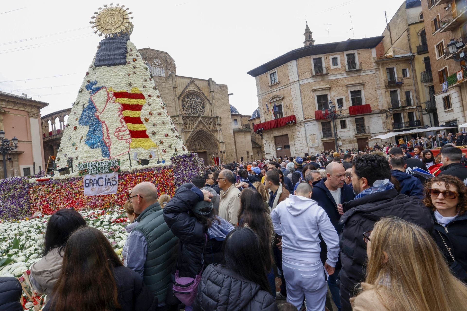 FOTOS | La plaza de la Virgen, llena para ver el manto de la Mare de Déu