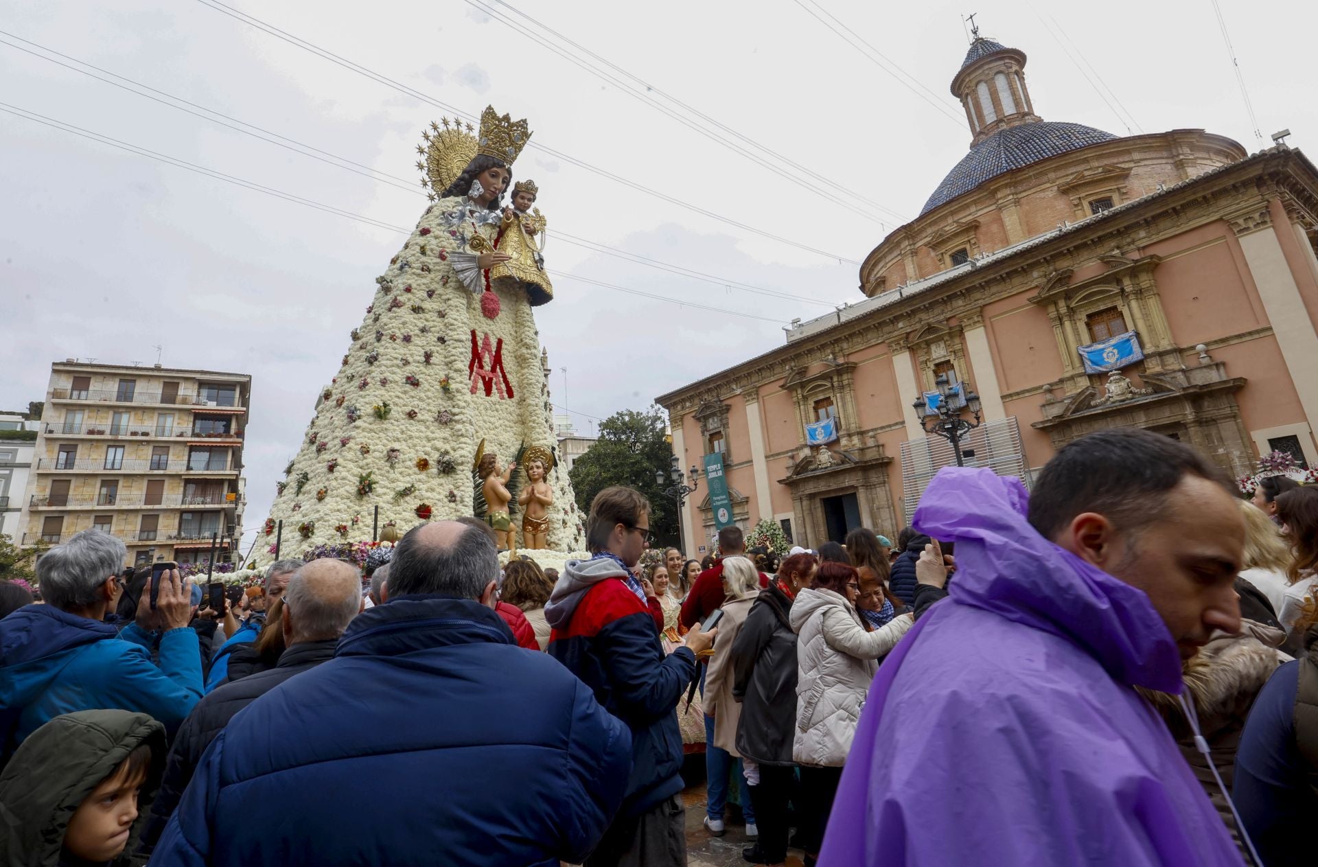 FOTOS | La plaza de la Virgen, llena para ver el manto de la Mare de Déu