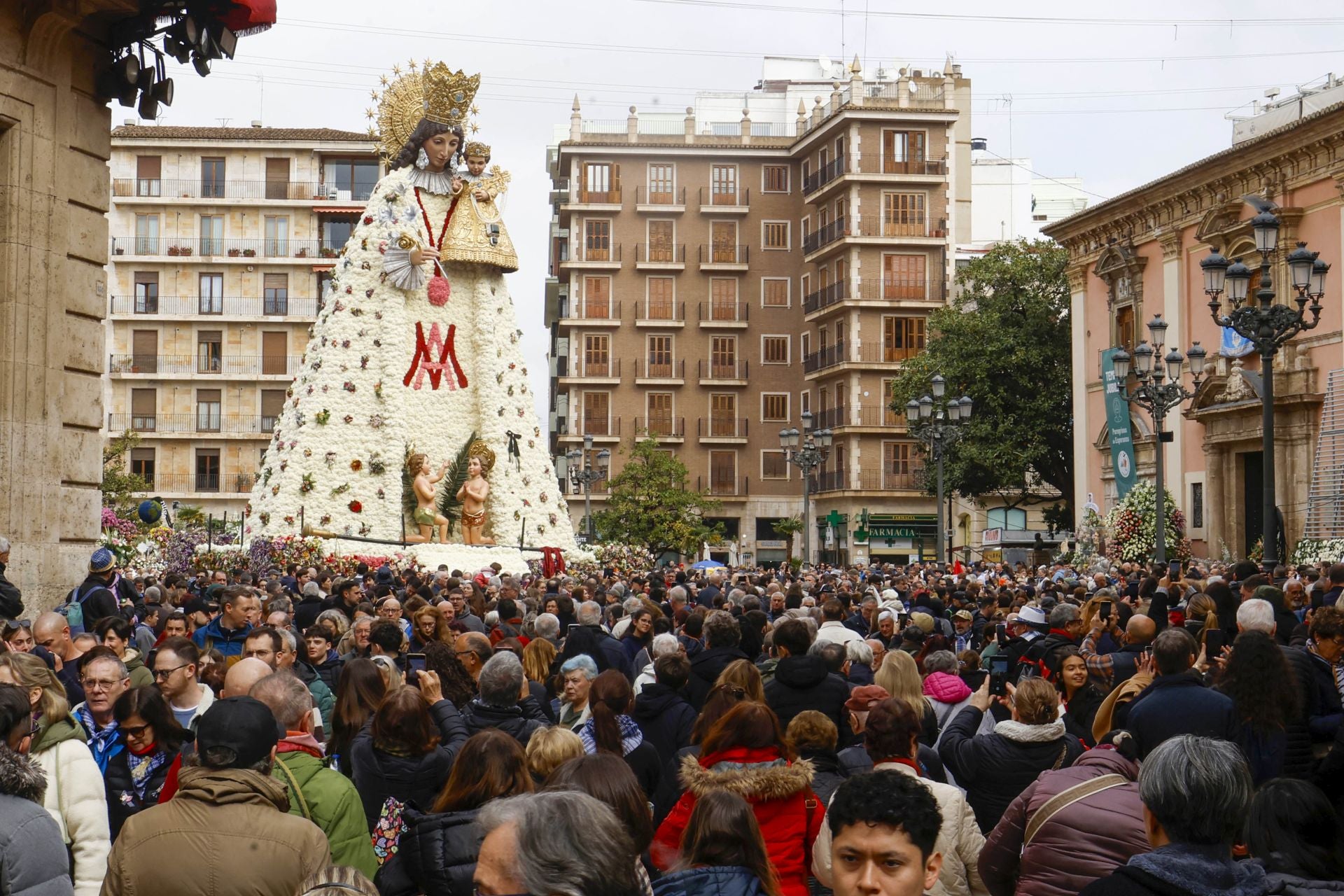 FOTOS | La plaza de la Virgen, llena para ver el manto de la Mare de Déu