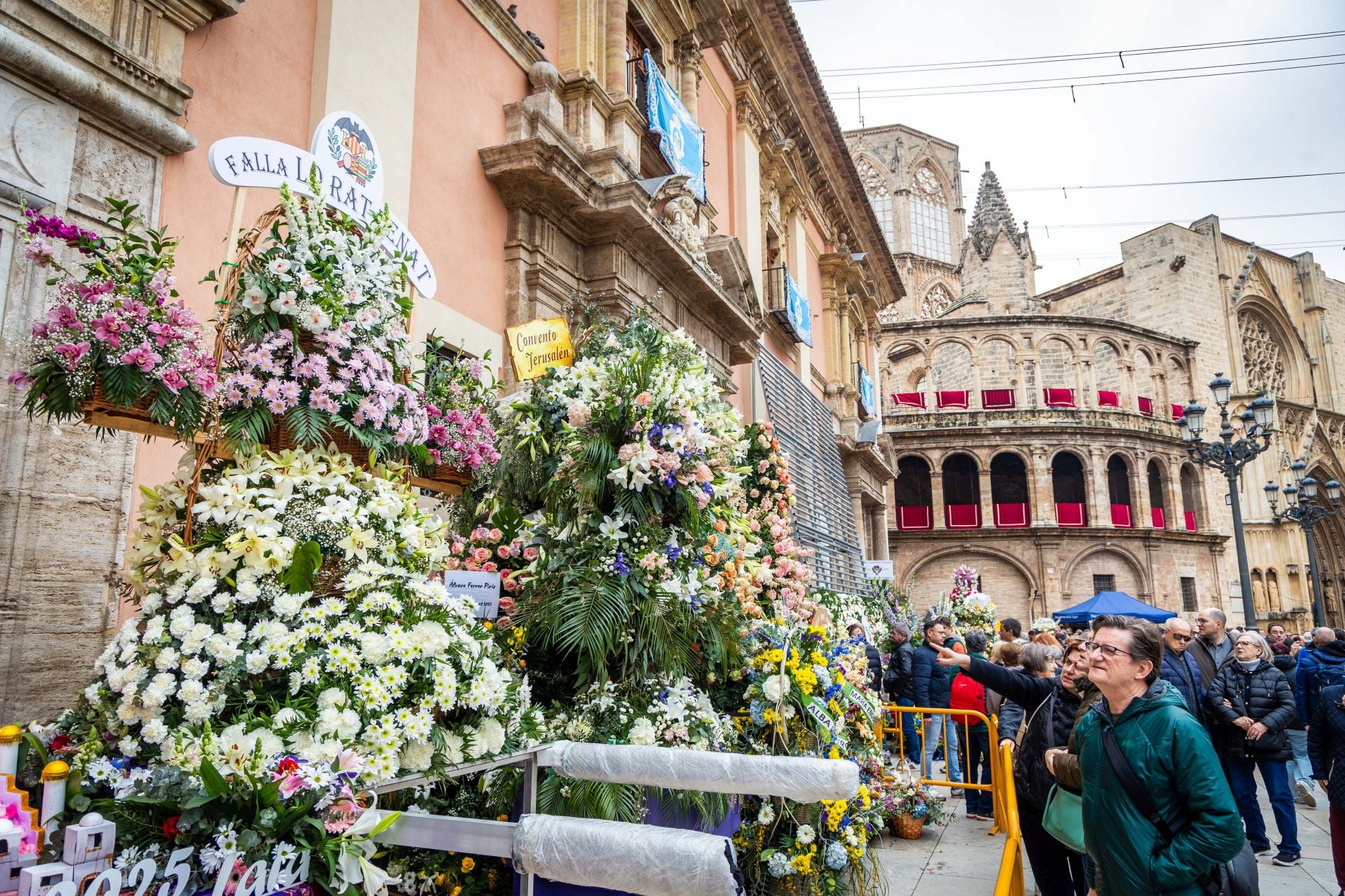 FOTOS | La plaza de la Virgen, llena para ver el manto de la Mare de Déu