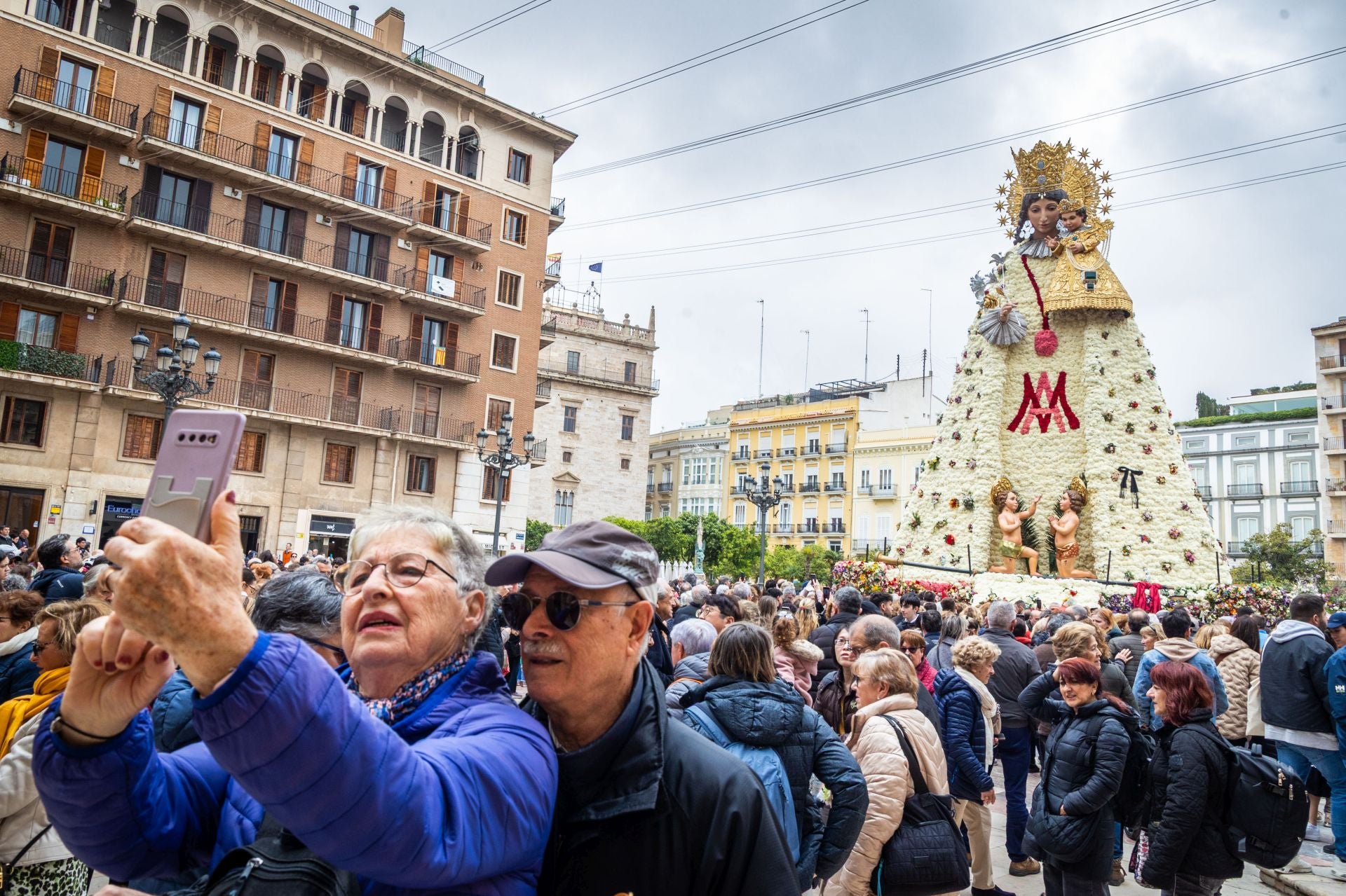 FOTOS | La plaza de la Virgen, llena para ver el manto de la Mare de Déu