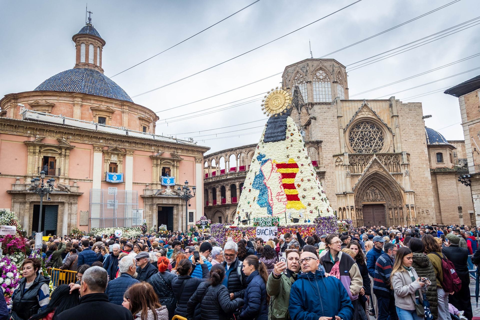 FOTOS | La plaza de la Virgen, llena para ver el manto de la Mare de Déu