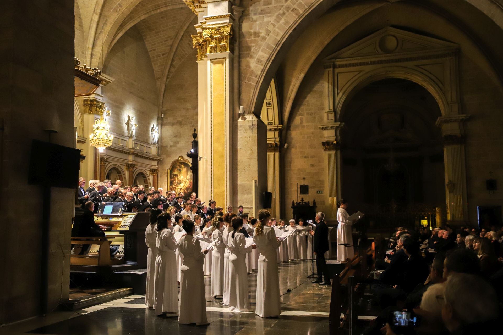 FOTOS | El Orfeón Donostiarra y Plácido Domingo cantan a Valencia