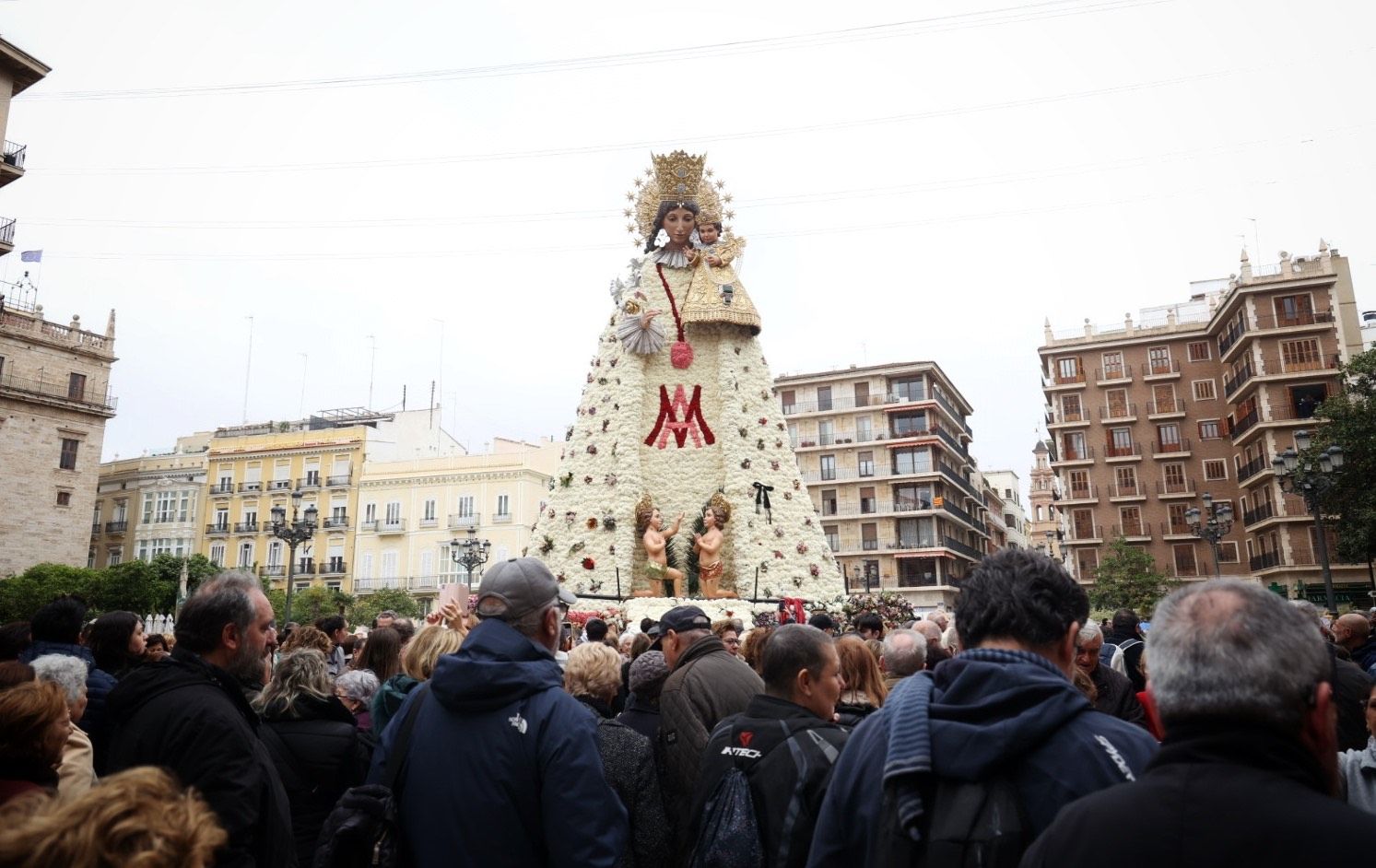 FOTOS | La plaza de la Virgen, llena para ver el manto de la Mare de Déu