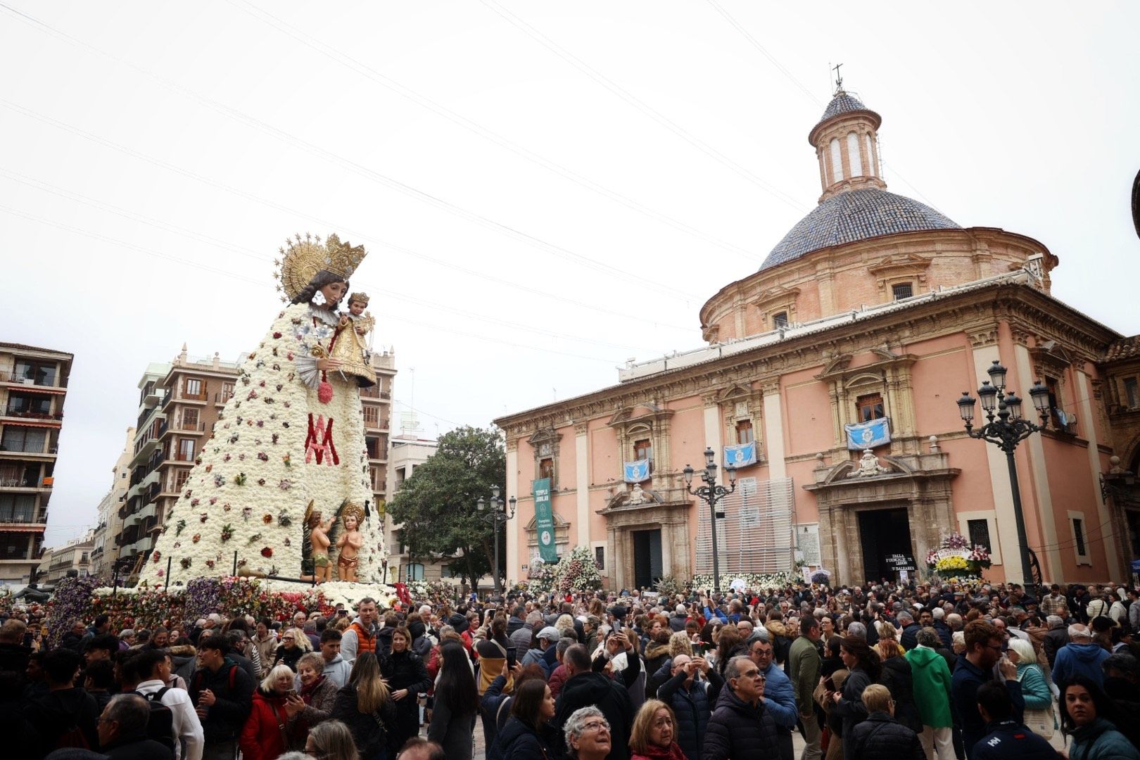 FOTOS | La plaza de la Virgen, llena para ver el manto de la Mare de Déu