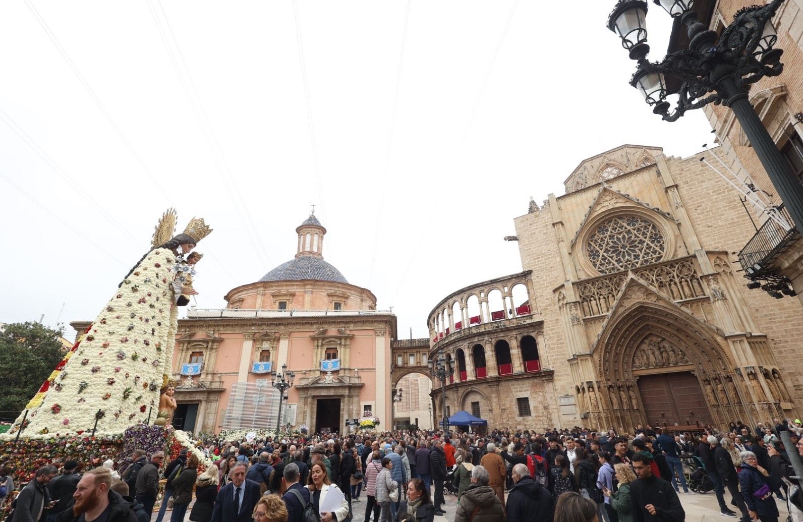 FOTOS | La plaza de la Virgen, llena para ver el manto de la Mare de Déu