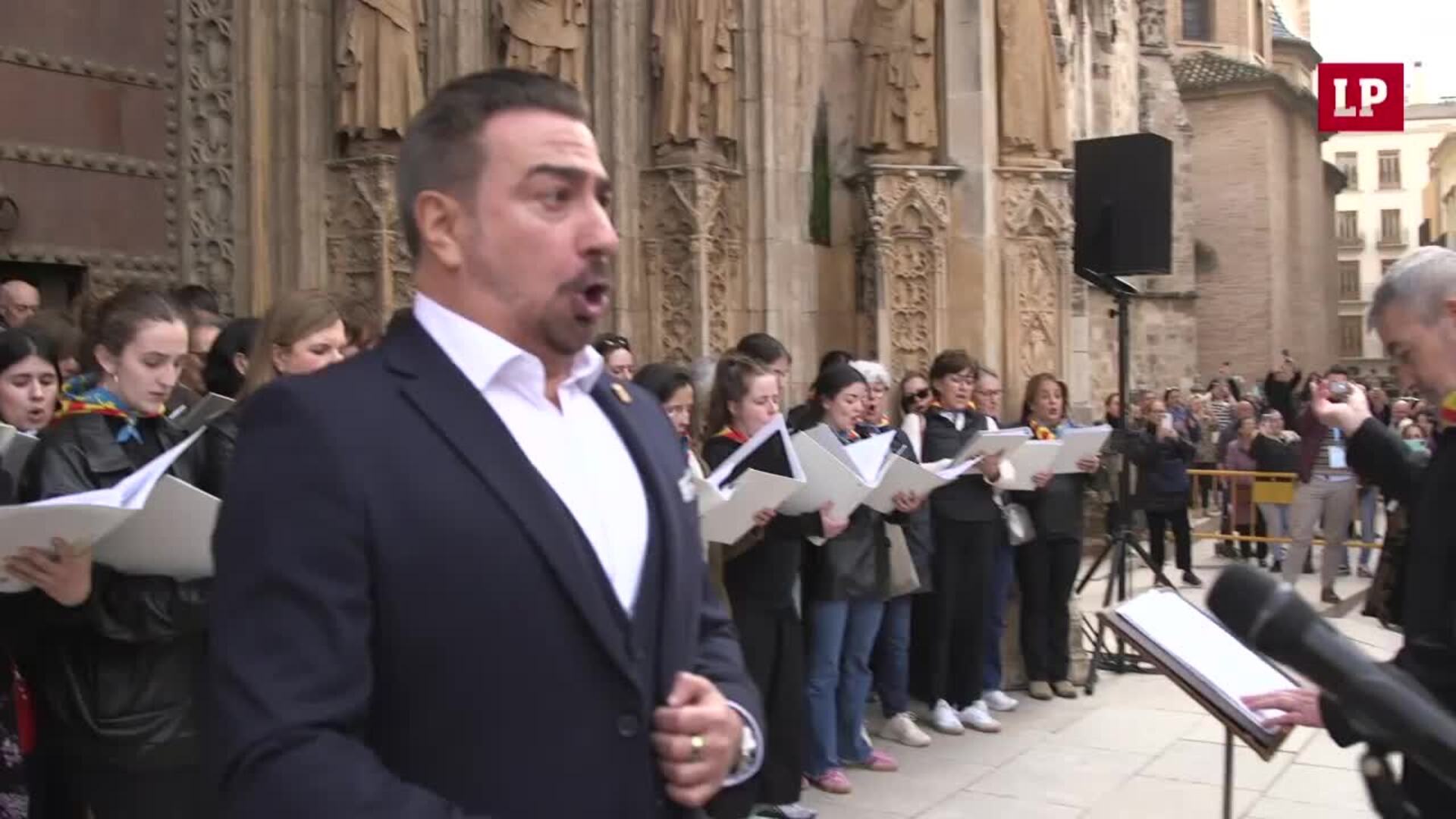 El Orfeón Donostiarra interpreta el himno Valenciano