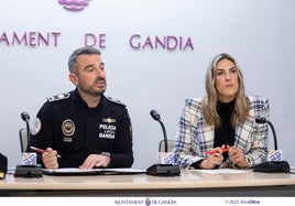 El intendente principal de la Policía Local de Gandia y la edil de Seguridad.
