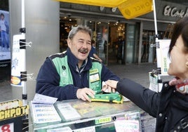 Vicente José Barberá, en su expositor de venta este jueves.