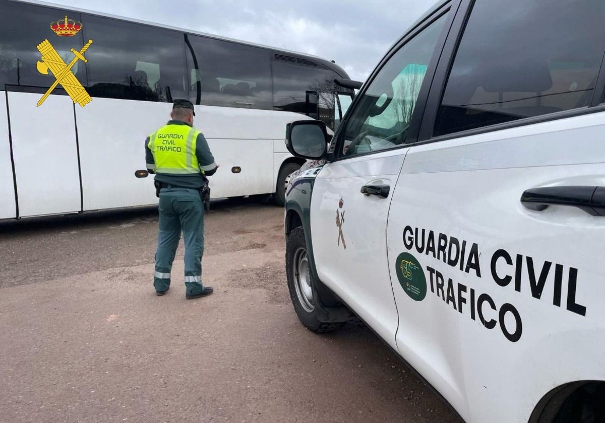 El autobús detenido en el control de la Guardia Civil.