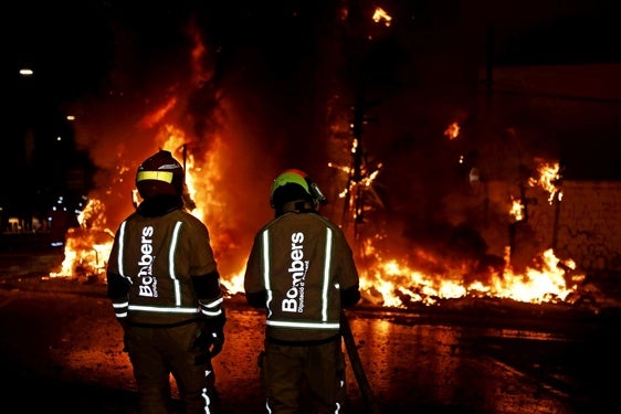 Bomberos en la cremà de las Fallas de Dénia durante la pasado noche de San José.