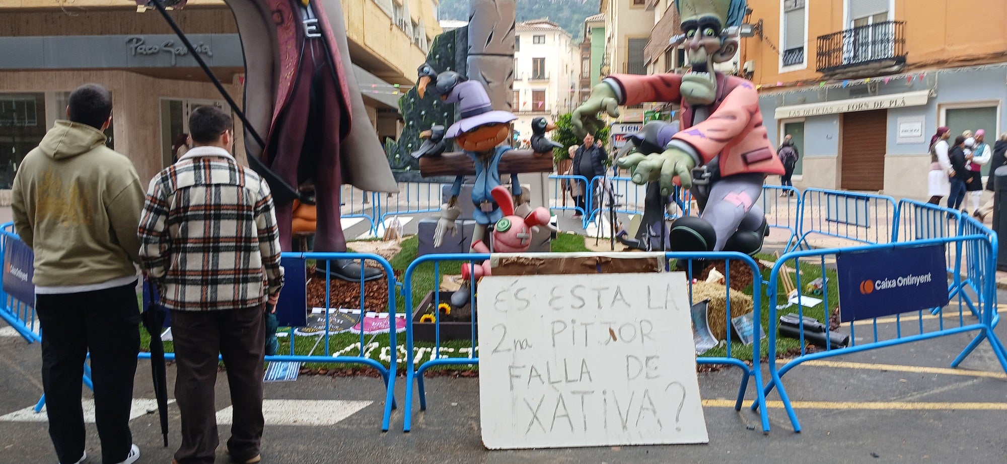 Cartel que la Comisión instaló delante del monumento tras conocer el resultado de los premios. Abajo, vista del monumento que octubo el tercer premio de la Sección Tercera.
