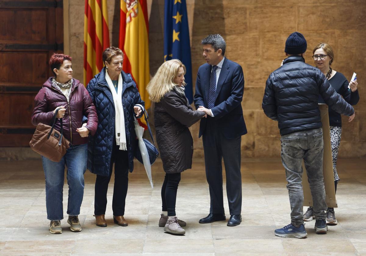 Carlos Mazón con varias víctimas de la dana.