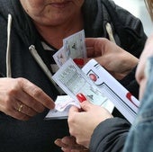 Una jugadora compra un boleto de La Primitiva.