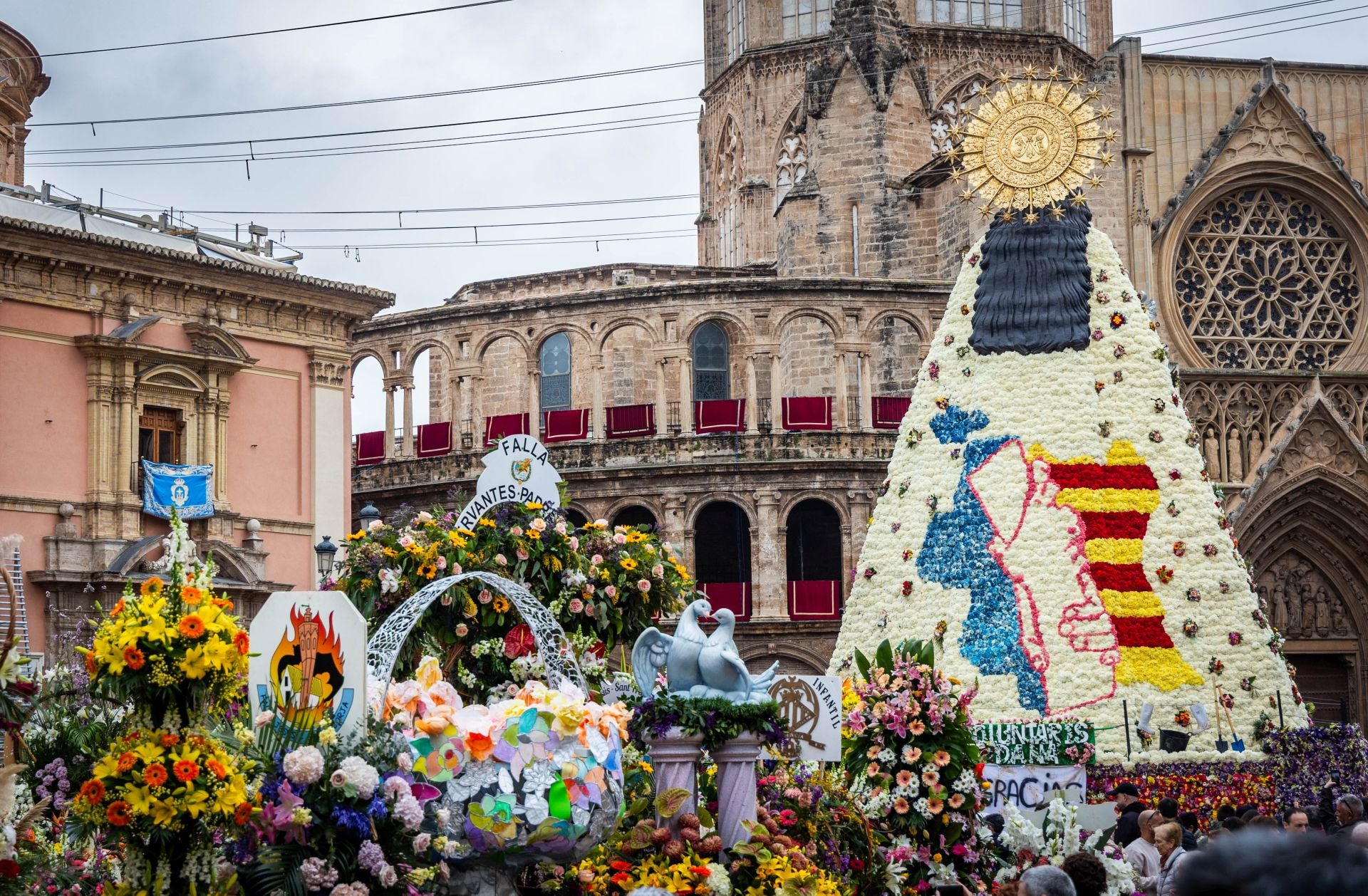 FOTOS | La plaza de la Virgen, llena para ver el manto de la Mare de Déu