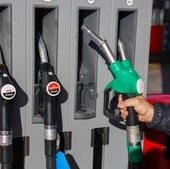 Una persona reposta en una gasolinera.