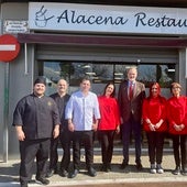 El Rey junto al equipo del restaurante Alacena.