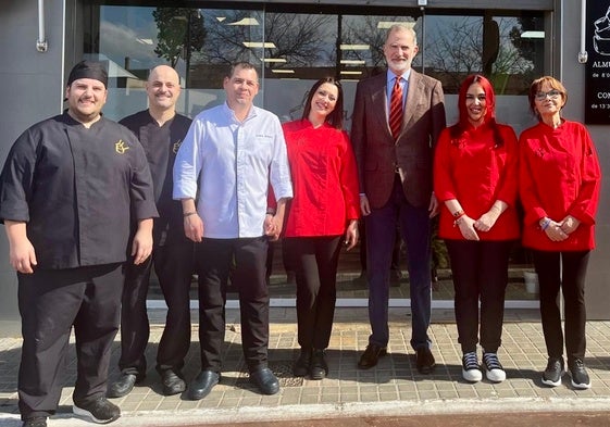 El Rey junto al equipo del restaurante Alacena.