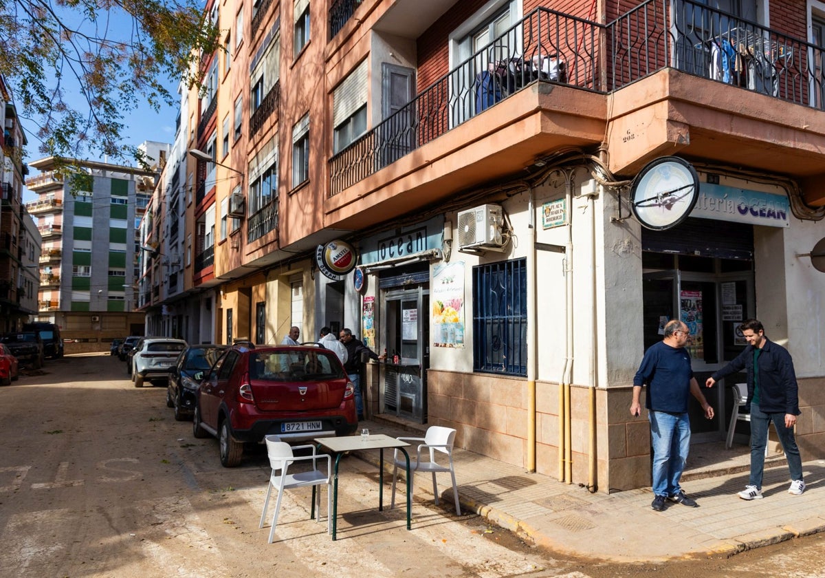 Varios clientes, en la puerta de un bar reabierto en Paiporta.