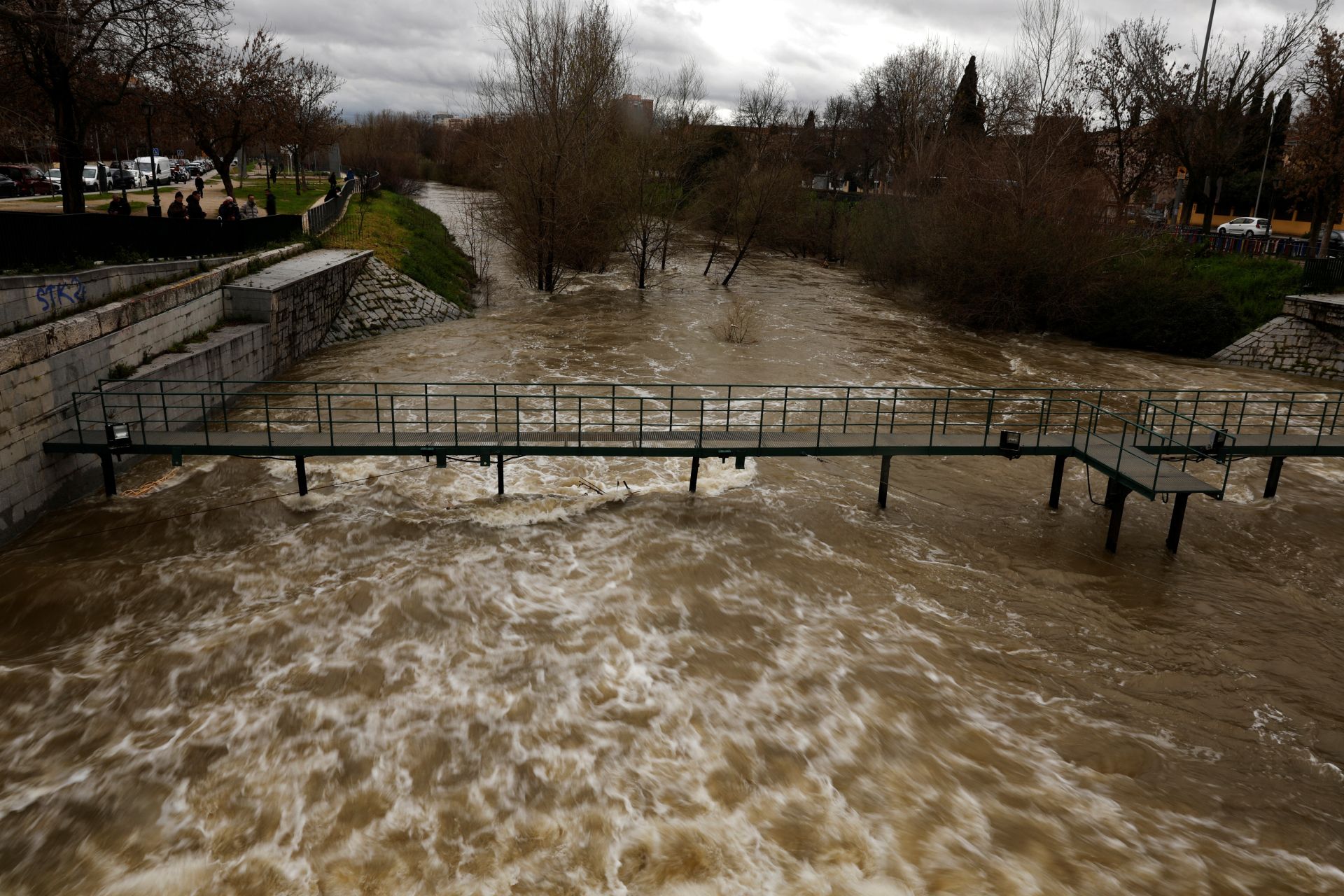 Así baja el río Manzanares, una imagen nunca vista