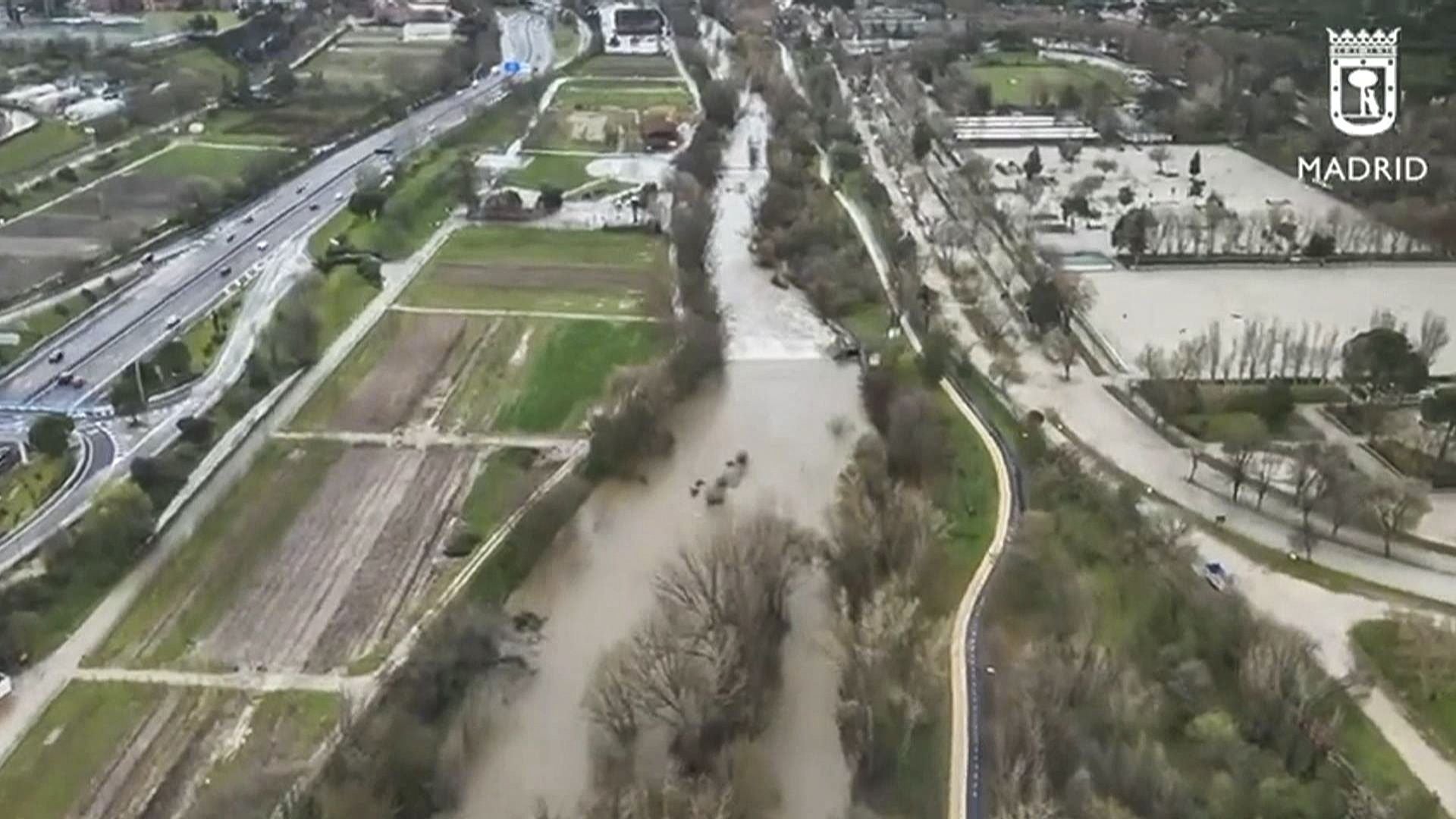 Así baja el río Manzanares, una imagen nunca vista