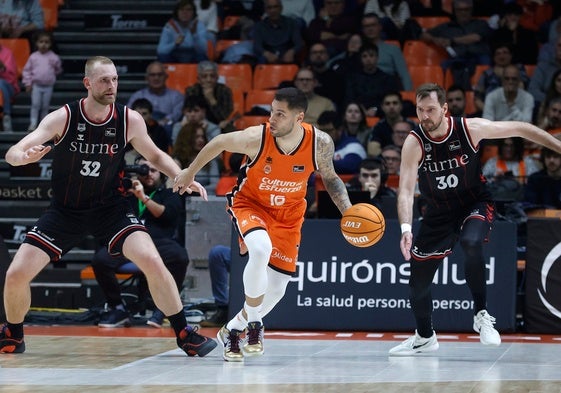 Jovic, durante el transcurso del último encuentro liguero en la Fonteta frente al Bilbao Basket.