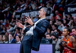 Rubén Burgos gesticula durante el partido contra el Jairis en la Copa de la Reina.