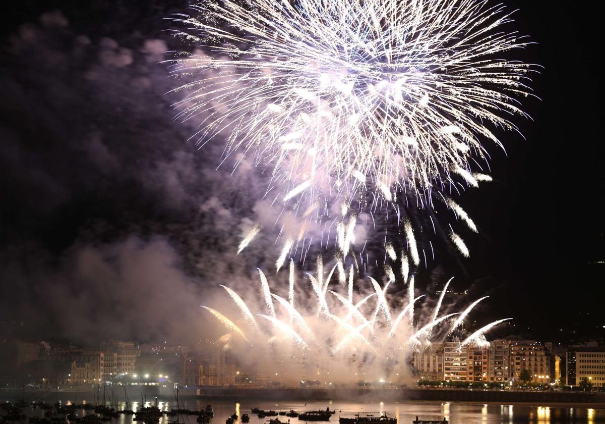 Fuegos artificiales a cargo de la Pirotecnia Peñarroja.