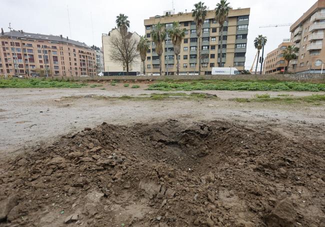 Así ha quedado la zona de explosión del megapetardo casero.